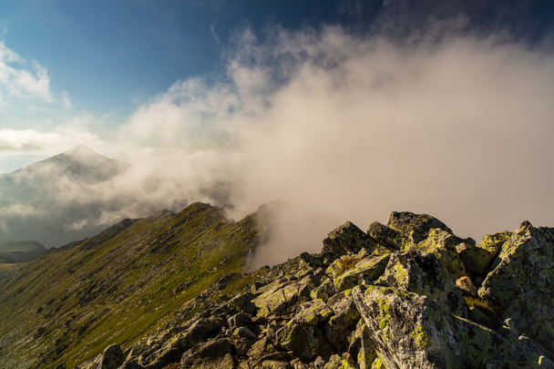 Hermosas nubes al atardecer en los Alpes
 - Foto, imagen