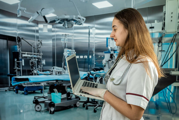 жіночий лікар, який використовує ноутбук у лікарні. медична концепція
 - Фото, зображення