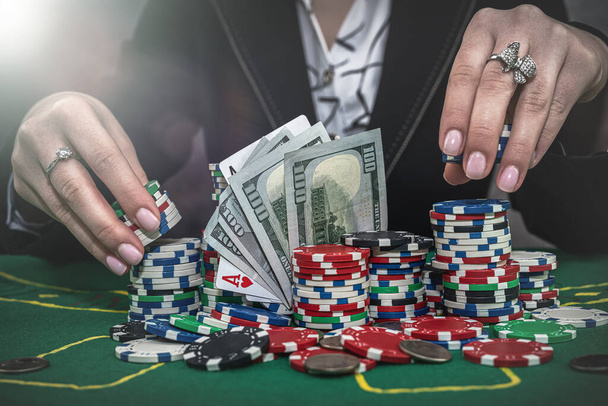 Женщина-игрок считает фишки на деньги и повышает ставку, играя в покер в казино. игорный бизнес - Фото, изображение