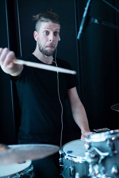 Young emotional funny drummer playing drum kit. - Fotoğraf, Görsel