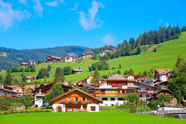Gyönyörű falu Dél-Tirol, Olaszország - Fotó, kép