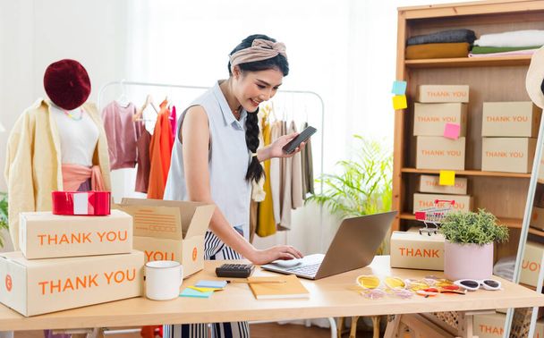 Zakładanie małych firm Właścicielki MŚP Kobiety przedsiębiorcy Korzystaj z laptopa, aby otrzymywać i przeglądać zamówienia online, aby przygotować się do pakowania pudełek, sprzedawać klientom, MŚP biznes online. - Zdjęcie, obraz