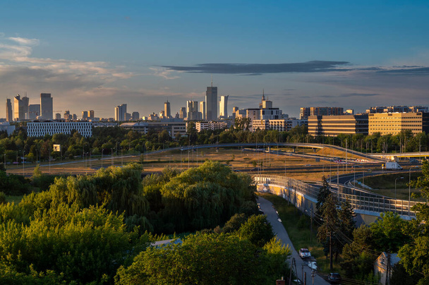 Centrální Varšavské finanční centrum během západu slunce. Varšava je jedním z ekonomicky nejúspěšnějších hlavních měst v Evropě v posledních letech. - Fotografie, Obrázek
