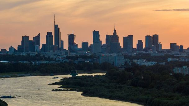 Οικονομικό κέντρο της Βαρσοβίας. Βαρσοβία είναι ένα από τα πιο οικονομικά επιτυχημένη πρωτεύουσα στην Ευρώπη τα τελευταία χρόνια. - Φωτογραφία, εικόνα