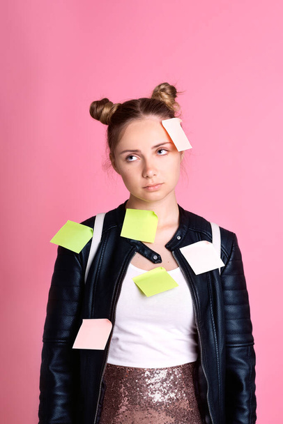 cansado caucásico hembra adolescente cubierto con colorido papel mierda - Foto, Imagen