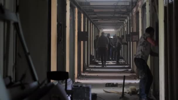 Reconstruction of the corridor. Workers carry out repair work in the corridor of the building. Many workers carrying out repair work - Filmagem, Vídeo