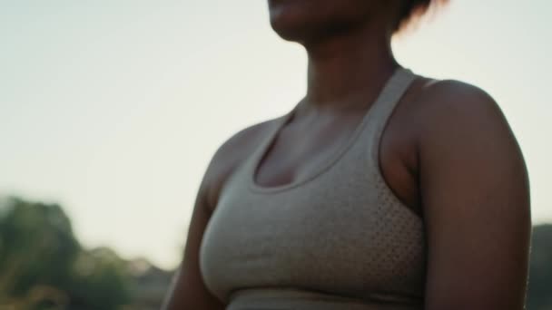 Egy nő, aki gyakorolja a légzést a parkban a nyári napon. Lövés RED hélium kamerával 8K-ban.   - Felvétel, videó