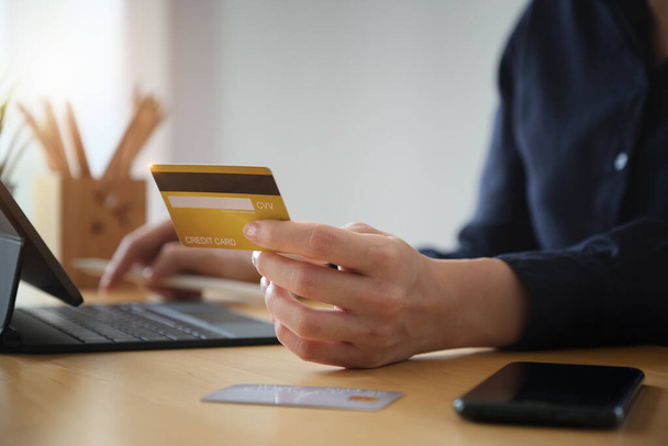 Pagamento online, Jovens Mulheres mãos segurando cartão de crédito e usando tablet para compras on-line - Foto, Imagem