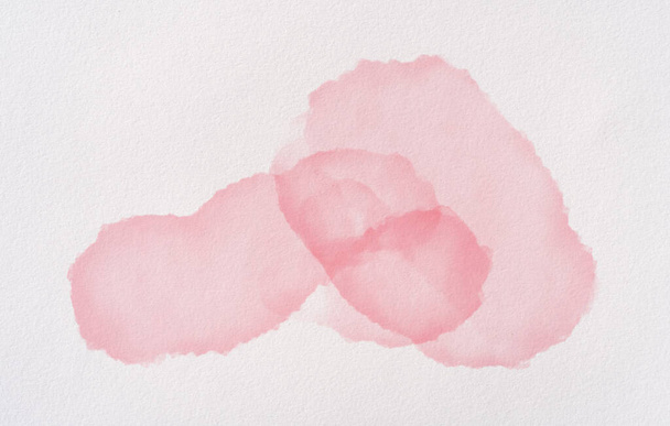 Простий і абстрактний рожевий акварель на зерновому папері. Акварельна фарба для плям у центрі. Фон для запрошеної листівки, дитячого душу, весілля. Рожевий пастельний колір для літа
. - Фото, зображення