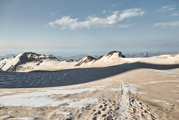 Wspinaczka na Kazbek, Georgia. Szlak na szczyt. Natura Kaukaskich gór. Ekspedycja alpinistów na górę Kazbek - Zdjęcie, obraz