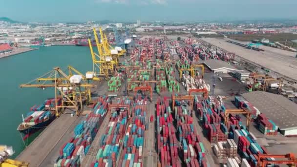 Terminarz terminalu portowego kontenerowego Przemysłowy ładunek towarowy w stoczni logistycznej Import logistyczny Eksport - Materiał filmowy, wideo