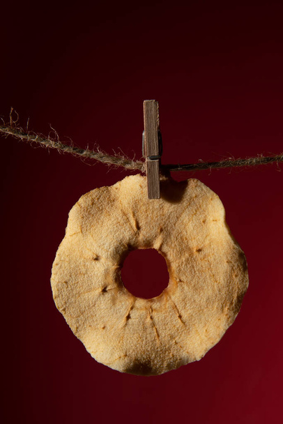 Close-up de uma maçã secada em uma corda. verticalmente. - Foto, Imagem