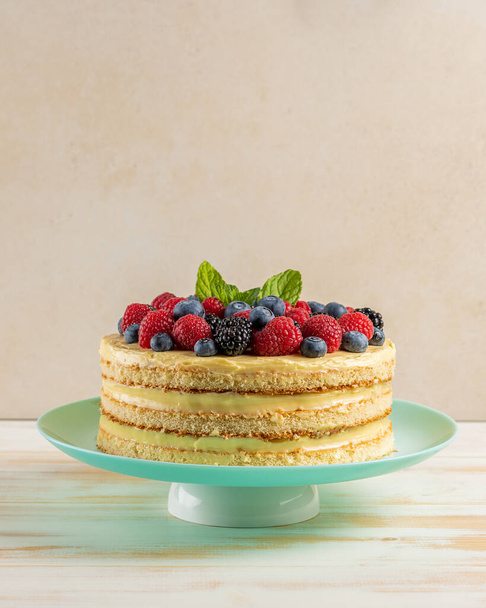 Homemade cake with fresh berries on wooden background.  - Foto, Imagen