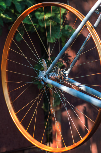 régi sport kerékpár javítás gumi nélkül narancs kerék festés és alkatrészek telepítése - Fotó, kép
