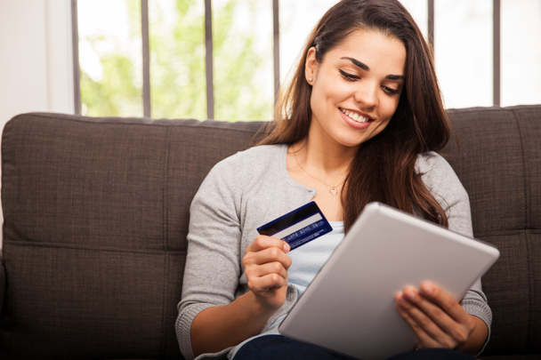 Kadın tablet ve kredi kartı ile - Fotoğraf, Görsel