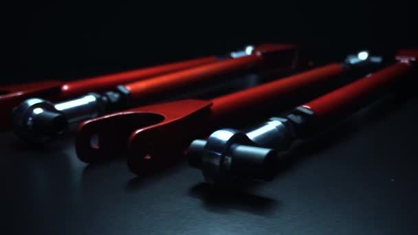 palancas de suspensión personalizadas para automóviles deportivos rojos en pintura en polvo - Metraje, vídeo