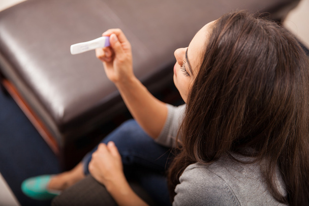 junge Frau mit Schwangerschaftstest - Foto, Bild