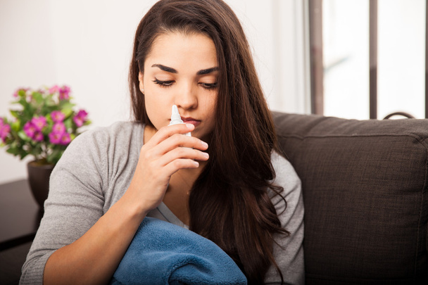 Femme malade avec pulvérisation nasale
 - Photo, image