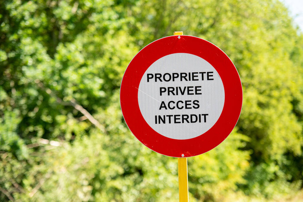 The privat property sing. Written in french. It says - privat property, access forbidden - Fotoğraf, Görsel