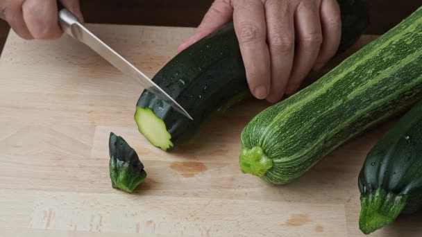 Zucchini schneiden. Frische Zucchini auf Schneidebrett - Filmmaterial, Video