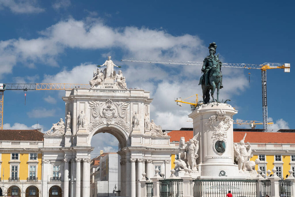 Lisboa, Portugali. Huhtikuu 9, 2022: Kaupan neliö veistos sininen taivas. - Valokuva, kuva