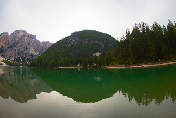 Pragser Wildsee або Lago di Braies. Italian Alps, Dolomites, UNESCO World Heritage site, Fans-Senes-Braies nature park, South Tirol, Trentino-Alto Adige, Italy - Фото, зображення