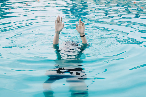 Les mains dans la piscine demandant de l'aide. Le concept d'échec et de sauvetage. - Photo, image