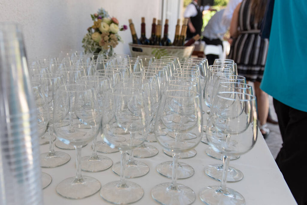 Şarap kadehleri dizilmiş, temizlenmiş ve parti konuklarının eğlenmesi için hazır.. - Fotoğraf, Görsel