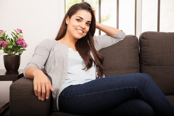 Jovem mulher relaxante no sofá - Foto, Imagem