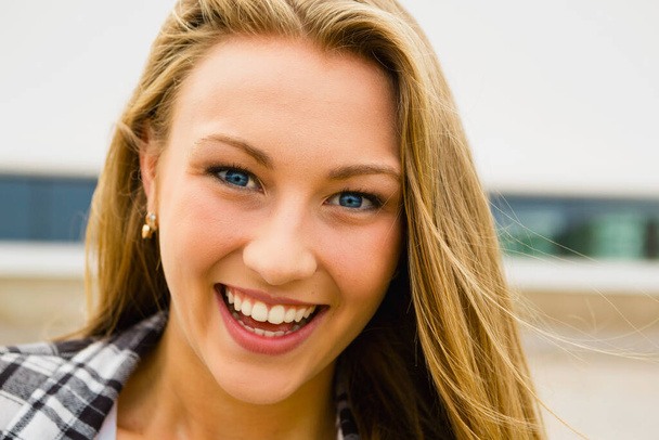 A beautiful and young girl smiling  - Foto, imagen