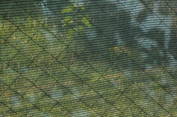Εγκατάσταση διχτυού σκίασης σε φράκτη με κρίκο αλυσίδας - Φωτογραφία, εικόνα
