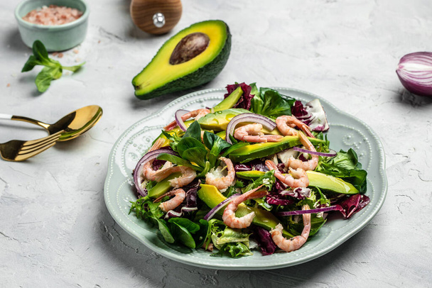 Egészséges tengeri saláta garnélával, avokádó szeletekkel és friss zöldséggel, egészséges ételek. szuperkaja koncepció. tiszta étkezési koncepció. Vegán vagy gluténmentes diéta, első látásra. a szöveg helye, - Fotó, kép
