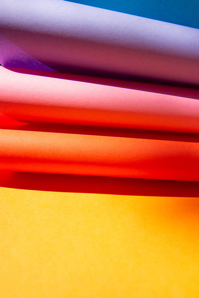 Fondo de papel geométrico multicolor abstracto. Amarillo, rosa, azul. Fondo de papel de colores brillantes - Foto, Imagen