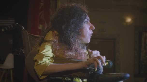 Eine Frau mit Behinderung spielt eine Rolle auf der Bühne während einer Aufführungsprobe mit einem Regisseur in einem Theater mit Rampenlicht - Filmmaterial, Video