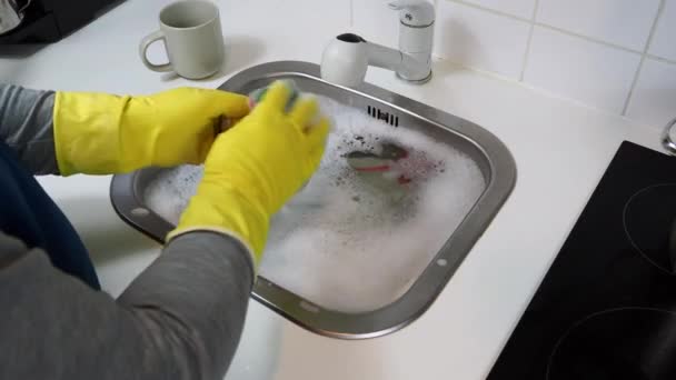 Обрізаний вид чоловіка, який миє посуд, що стоїть на кухні вдома. Високоякісні 4k кадри
 - Кадри, відео