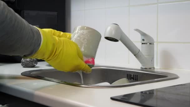 Gedeeltelijk uitzicht op een man die de afwas doet in de keuken thuis. Hoge kwaliteit 4k beeldmateriaal - Video