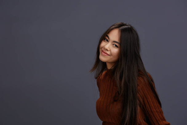 nainen ruskea villapaita glamouria poseeraa hymy muoti eristetty tausta. Laadukas kuva - Valokuva, kuva
