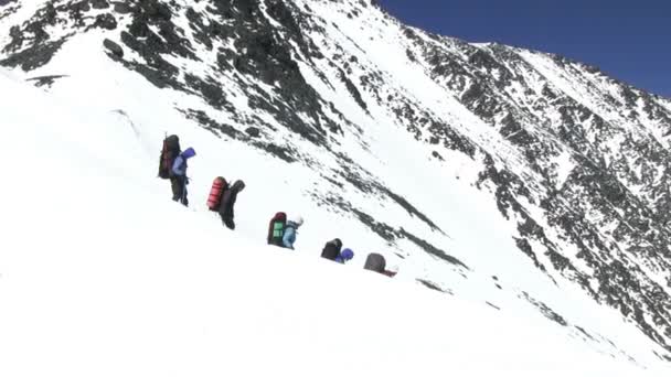 Ορειβάτες που κατεβαίνουν από το βουνό - Πλάνα, βίντεο