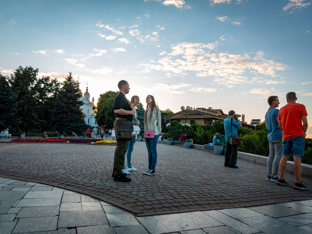 Полтава, Украина - 18 июля 2022 года: уличная городская жизнь и поведение людей во время военной агрессии со стороны России - Фото, изображение