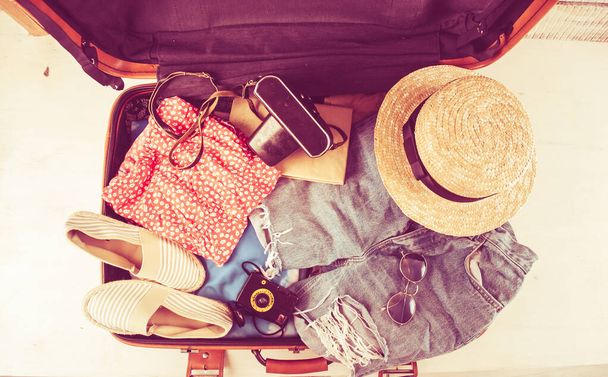 bolsa retro para vocación de verano con cámara fotográfica, libro y sombrero de mimbre. Foto de alta calidad - Foto, Imagen