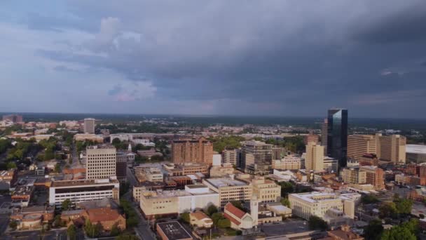 Drone footage of financial and administrative offices in downtown district of Lexington, Kentucky with campus and buildings of University of Kentucky visible on the distance - Metraje, vídeo