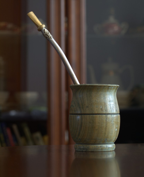 El matero de palo santo con bombila sobre la mesa
 - Foto, imagen