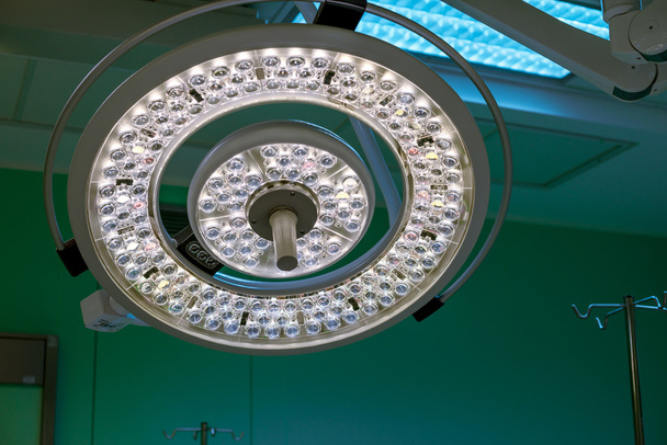 Cerrahi lamba işlem ameliyat odasında. Yarım parlaklık. Yeşil ışık döküm arka plan ameliyat sırasında açık açıktır. Web sitenize, dergi, broşür veya reklam üzerinde kullanılabilir. - Fotoğraf, Görsel