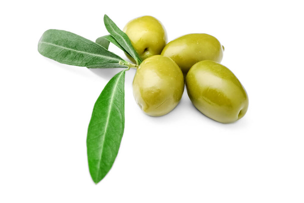 Olives vertes savoureuses et feuilles isolées sur fond blanc - Photo, image