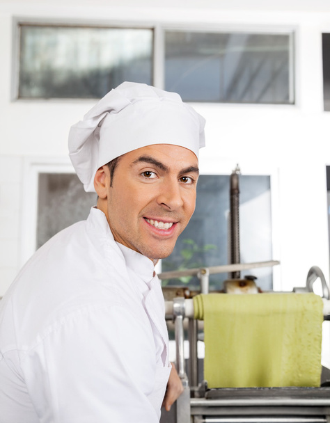 Smiling Chef By Pasta Machine At Kitchen - Foto, immagini