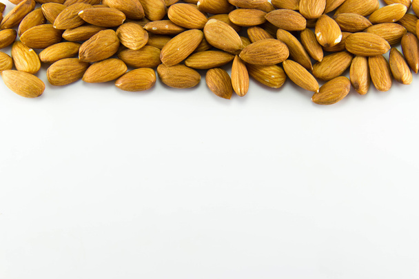 Kuoritut mantelit valkoisella pohjalla eristetyt pähkinät - Valokuva, kuva