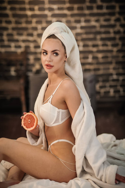 beautiful young woman with a towel in her hands - Foto, afbeelding