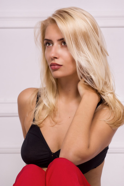 Hot blonde girl posing in white room - Foto, Bild