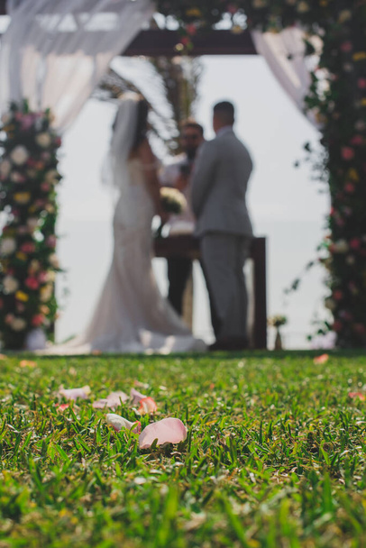 Een bruiloft is een ceremonie waarbij twee of meer mensen in het huwelijk verenigd zijn. Huwelijkstradities en gewoonten verschillen sterk tussen de culturen - Foto, afbeelding