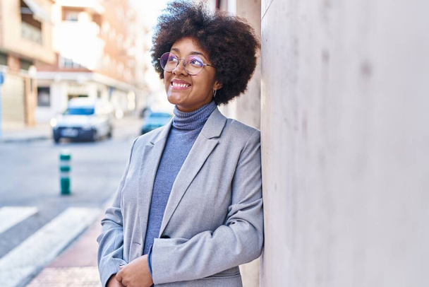 Mujer afroamericana ejecutiva sonriendo confiada de pie en la calle - Foto, Imagen